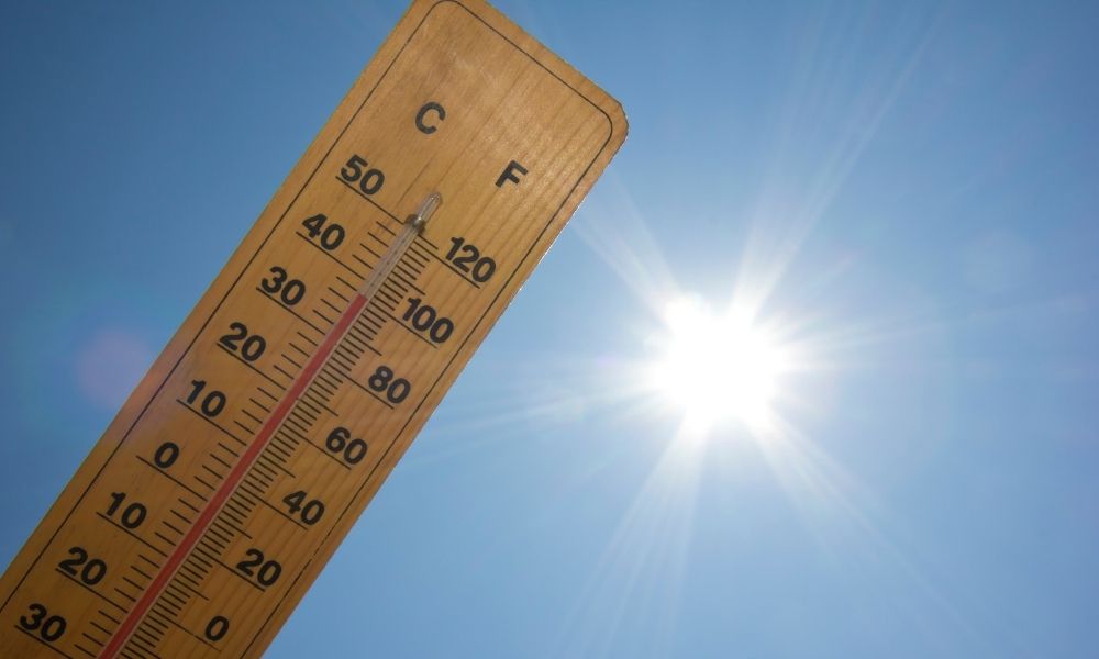 drewniany termometr pokazujący bardzo wysoką temperaturę