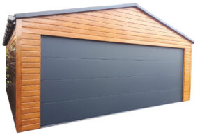 Garaż drewnopodobny z bramą segmentową w kolorze złoty jasny dąb