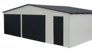 Garaż blaszany o wymiarach 8x6m w kolorze białym, z dwiema bramami uchylnymi oraz drzwiami w kolorze antracytu