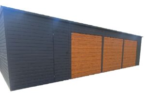 Garaż blaszany o wymiarach 12x6m z trzema bramami uchylnymi w kolorze złoty dąb jasny oraz drzwiami