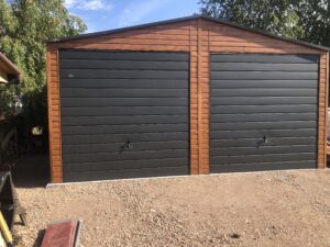 Garaż blaszany 6x6 z dwiema bramami uchylnymi